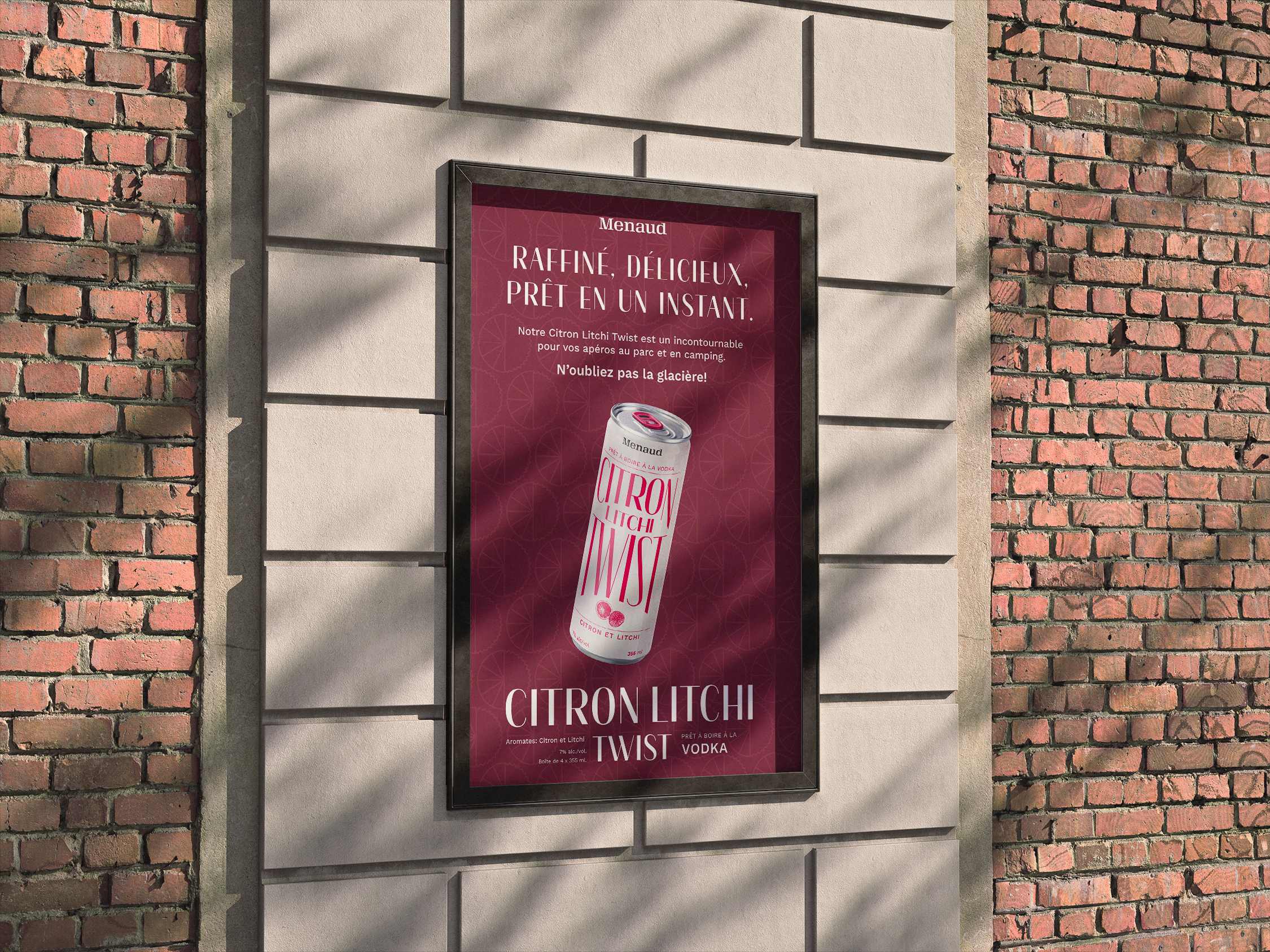 Affiche promotionnelle Menaud Citron Litchi Twist sur mur de briques