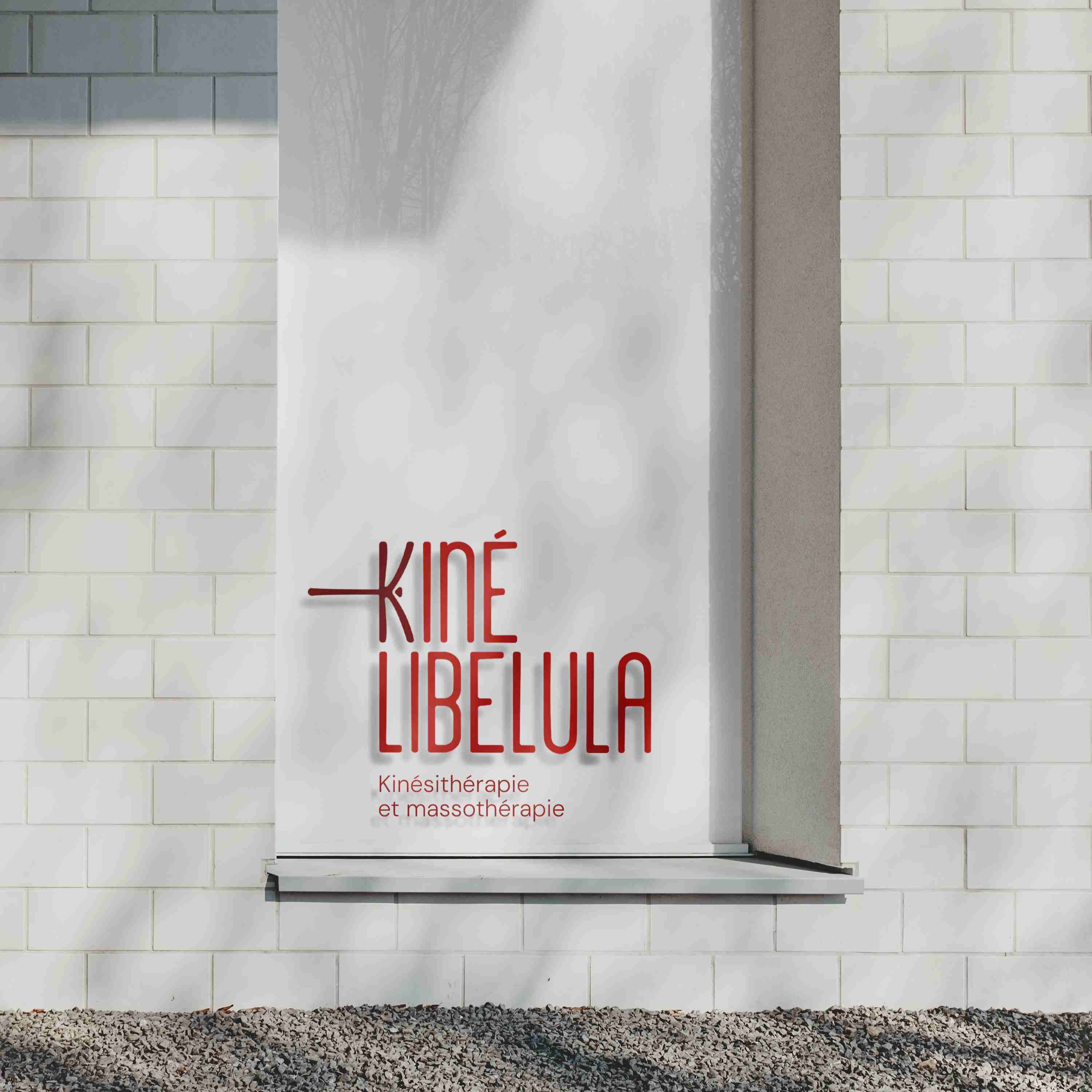 Logo Kinélibelula rouge sur fenêtre blanche