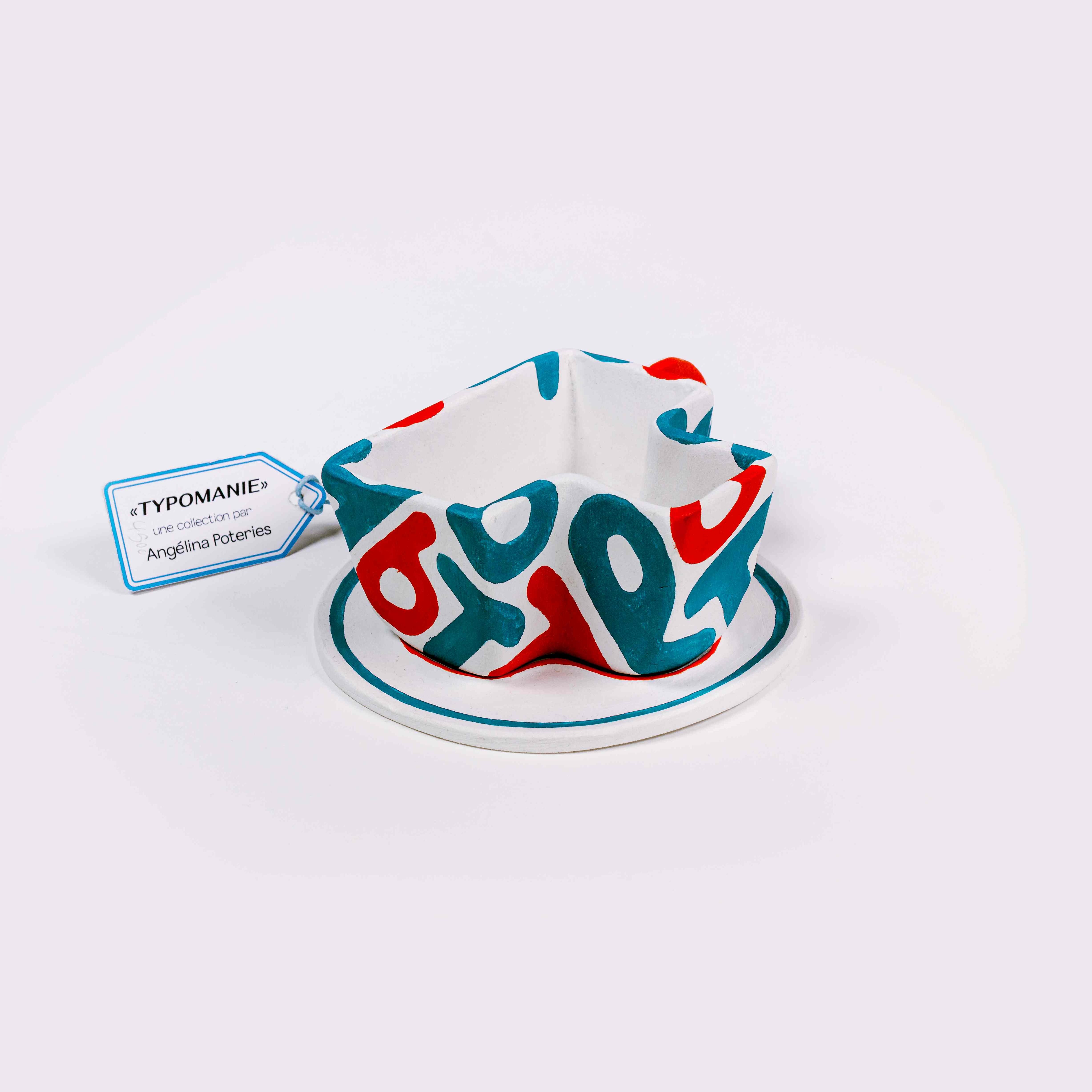 Tasse T en céramique peinte avec motif typographique bleu et rouge