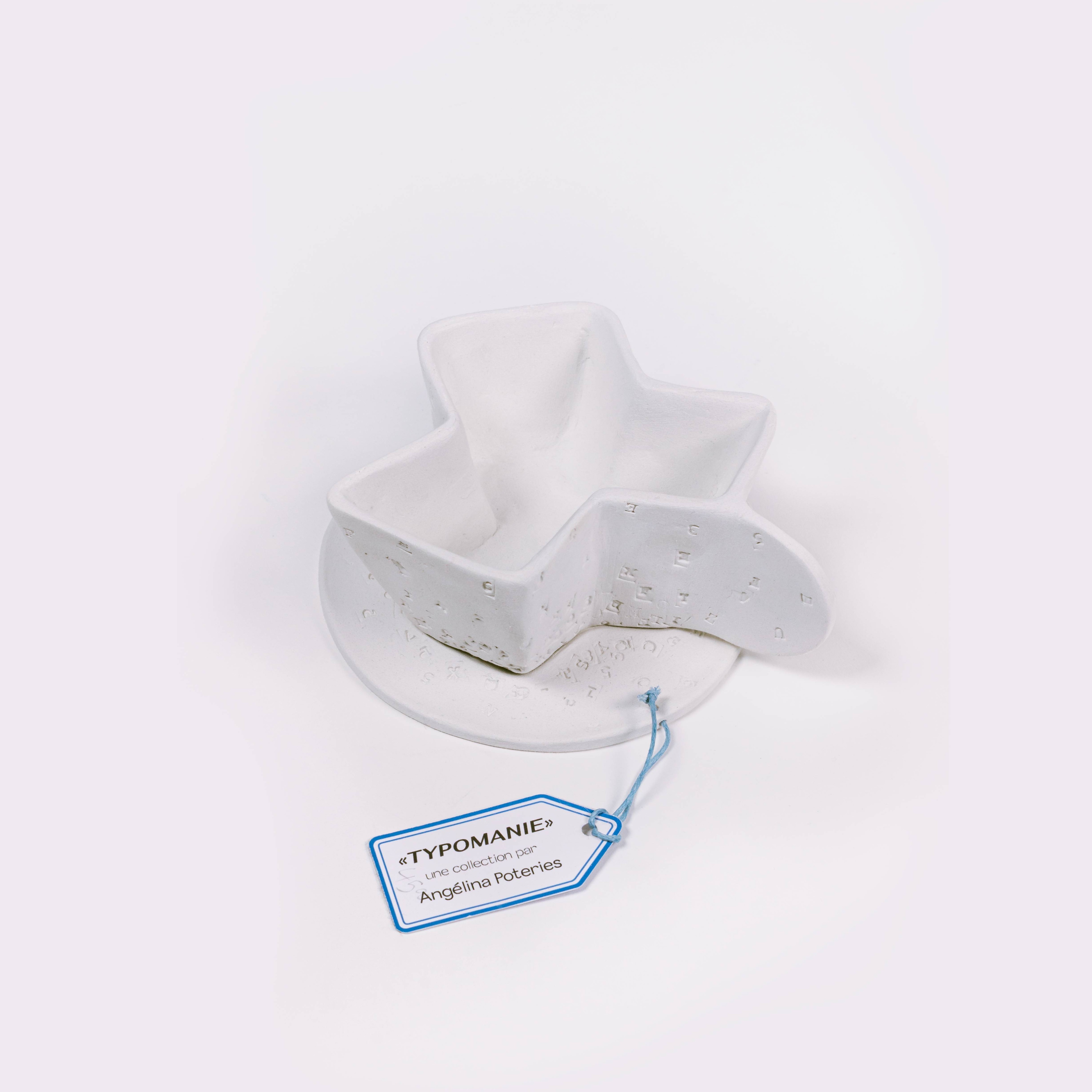 Tasse Y en céramique blanche avec lettres gravées en relief